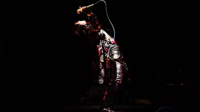 Karen O se apresenta com Yeah Yeah Yeahs no Growlers 6 festival (Matt Cowan/Getty Images)