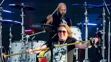 Frank Ferrer e Axl Rose com o Guns N' Roses em 2018 - Foto: Ollie Millington / Getty Images