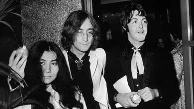Yoko Ono, John Lennon e Paul McCartney em 1968 - Foto: Larry Ellis / Express / Hulton Archive / Getty Images