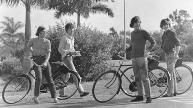 John Lennon, Paul McCartney, Ringo Starr & George Harrison no filme Help, em 1965 - Screen Archives/Getty Images