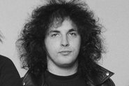 Paul Mario Day, primeiro vocalista do Iron Maiden, em foto de 1980 - Foto: Michael Putland / Getty Images