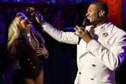 Sabrina Carpenter e Usher brincam no Met Gala (Foto: Kevin Mazur/MG25/Getty Images)