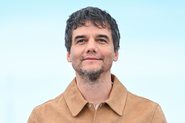 Wagner Moura venceu prêmio de Melhor Ator por O Agente Secreto no Festival de Cannes 2025 - Foto: Stephane Cardinale - Corbis/Corbis via Getty Images