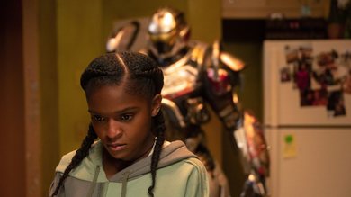 Dominique Thorne como Riri Williams na série Coração de Ferro - Foto: Divulgação/Disney+