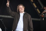 Lewis Capaldi volta aos palcos no Glastonbury 2025 - Foto: Joseph Okpako/WireImage