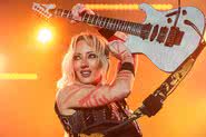 Nita Strauss durante show com Alice Cooper no Best of Blues and Rock - Foto: Leca Suzuki @lecasuzukiphoto