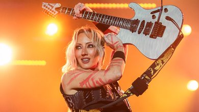 Nita Strauss durante show com Alice Cooper no Best of Blues and Rock - Foto: Leca Suzuki @lecasuzukiphoto