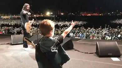 Filho do guitarrista do Anthrax no show do Foo Fighters (Foto: Reprodução/ Instragram)