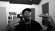 Chuck D no clipe de "State of the Union (STFU)" (Foto:Reprodução/YouTube)