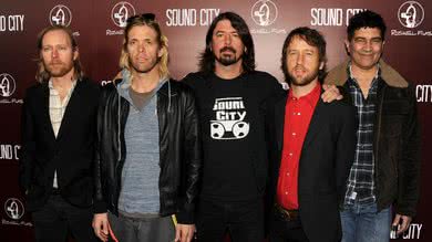 Imagem Dave Grohl revelou em live que gravou a baterias em algumas faixas do novo álbum