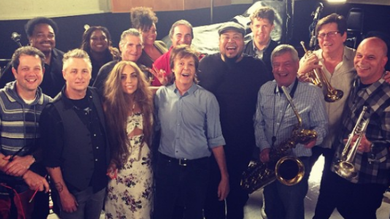 Lady Gaga, Paul McCarney e Mike McCready em estúdio de gravação. - Reprodução/ Instagram