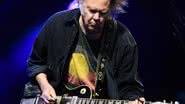 Neil Young durante show com a Crazy Horse, em 2013 - Press Association/AP